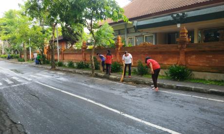 Kerja Bakti Menjaga Kebersihan di Lingkungan Kantor Balitbang Kota Denpasar
