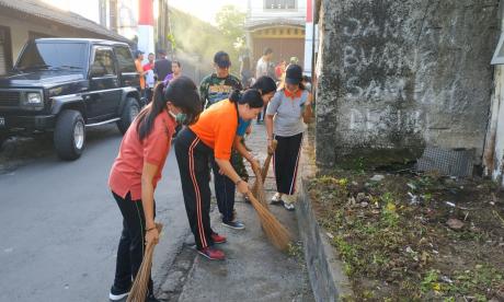 Melaksanakan Gotong Royong Membersihkan Lingkungan Desa Dangin Puri Kaja