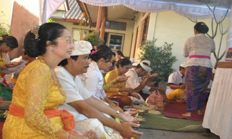 Piodalan Ring Padmasana Kantor Balitbang Kota Denpasar