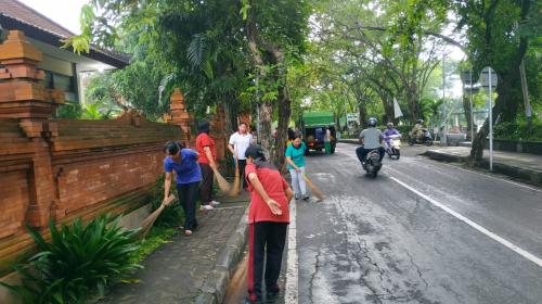 Kerja Bakti Menjaga Kebersihan di Lingkungan Kantor Balitbang Kota Denpasar